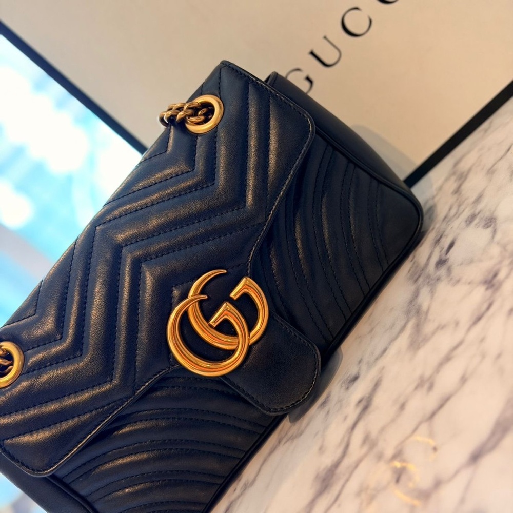 Calfskin Matelasse Medium GG Marmont Shoulder Bag Black